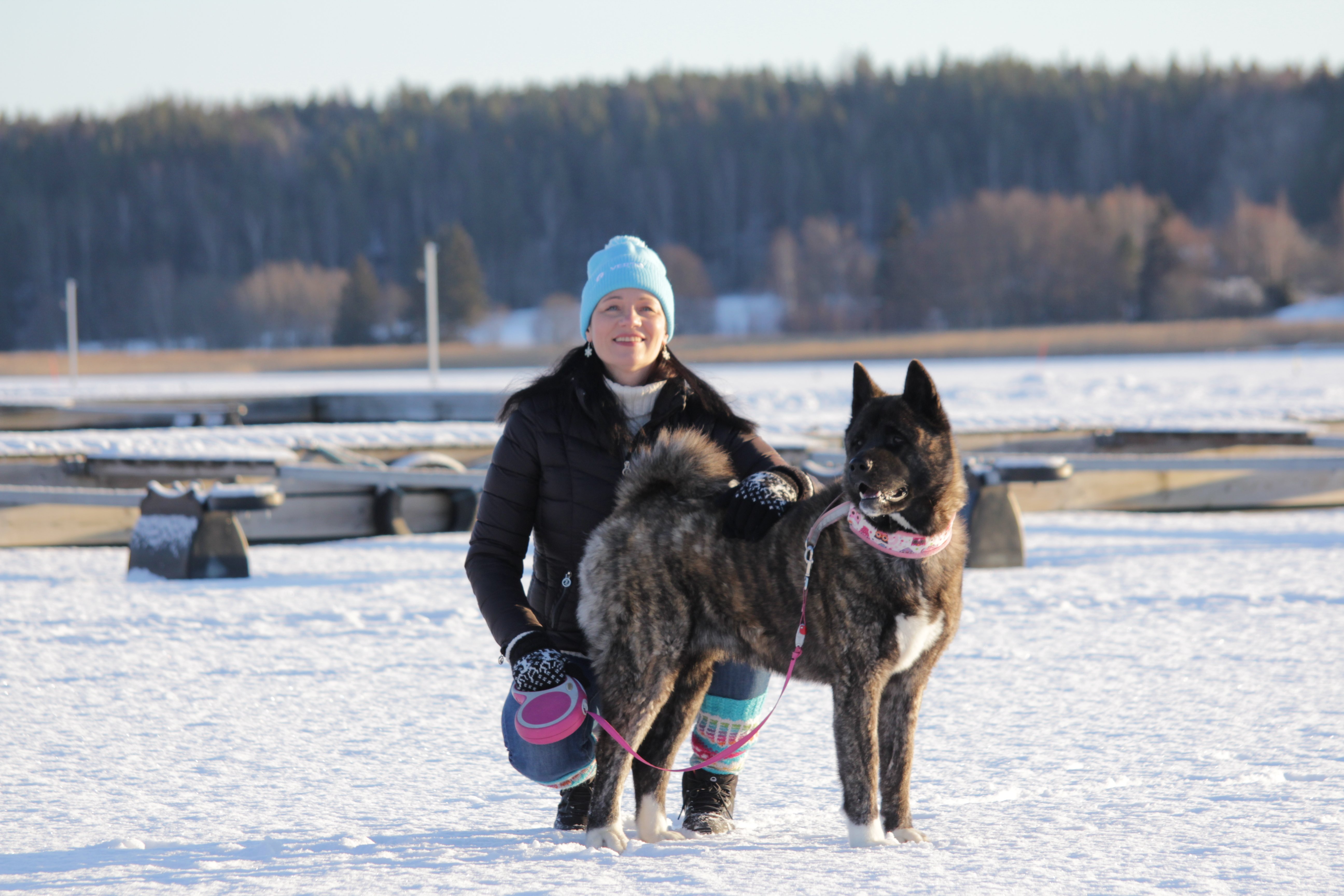 Viestinnän ammattilainen Kati Kuoksa, jota aikuiskoulutustuki on auttanut, ja hänen koiransa.